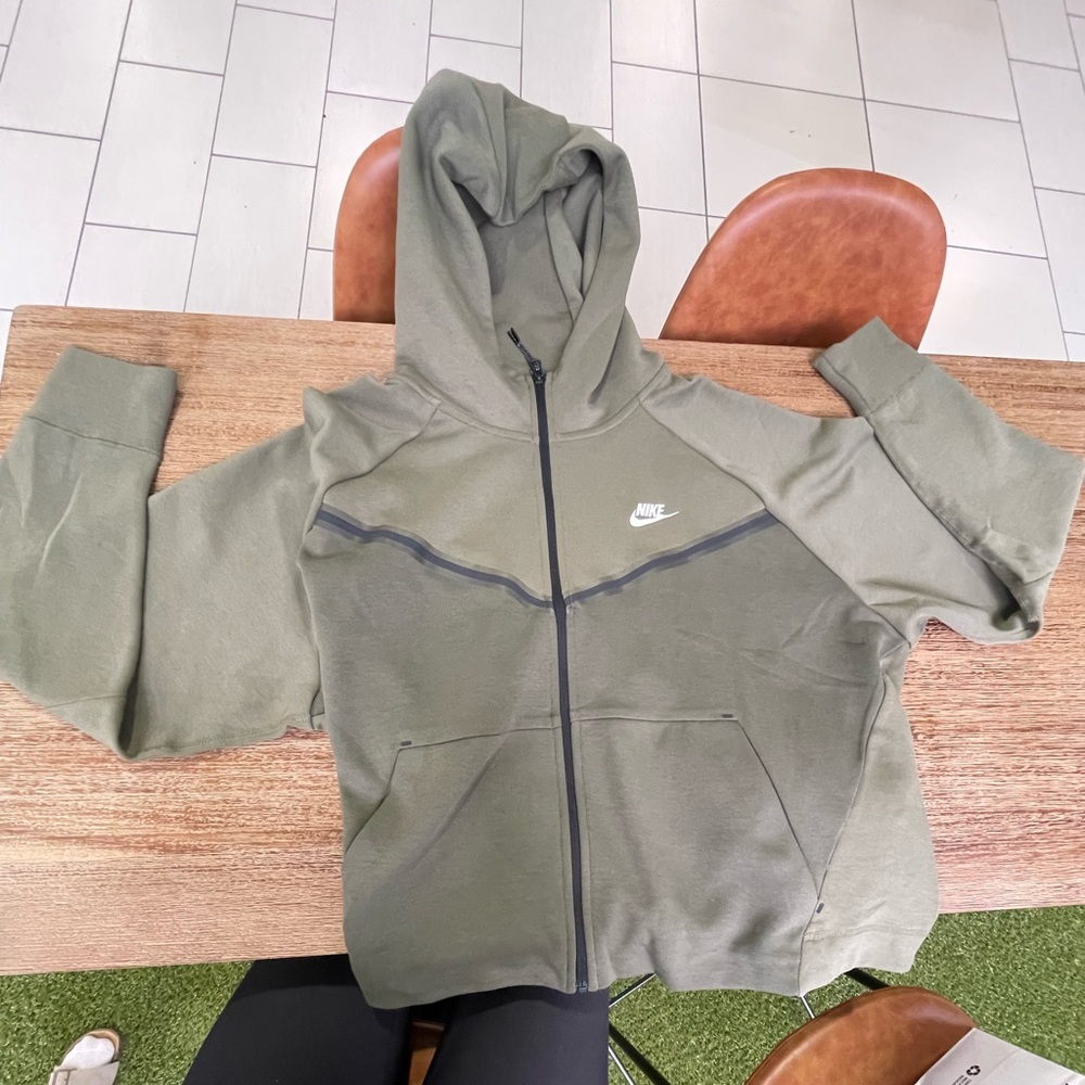 Nike tech !!!!! size 2xl but fits like a medium/large. brand new with tags